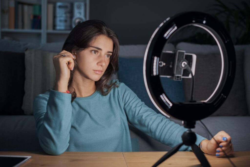 Videos corporativos: beneficios y utilidades de emplearlos en TikTok.